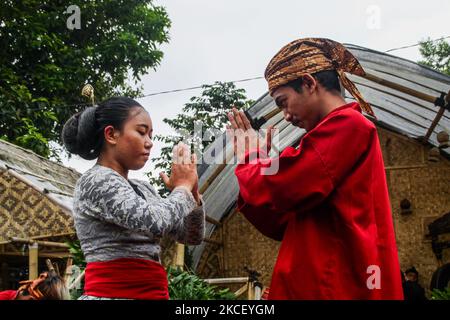 Les combattants de Pencak Silat effectuent divers déplacements le 20 mai 2021 à Lembang, West Bandung Regency, Indonésie. Pencak silat, un art martial indonésien traditionnel, a été reconnu comme un patrimoine mondial intangible par l'Organisation des Nations Unies pour l'éducation, la science et la culture (UNESCO). (Photo par Algi Febri Sugita/NurPhoto) Banque D'Images