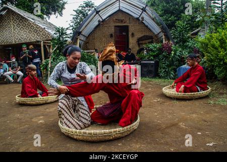 Les combattants de Pencak Silat effectuent divers déplacements le 20 mai 2021 à Lembang, West Bandung Regency, Indonésie. Pencak silat, un art martial indonésien traditionnel, a été reconnu comme un patrimoine mondial intangible par l'Organisation des Nations Unies pour l'éducation, la science et la culture (UNESCO). (Photo par Algi Febri Sugita/NurPhoto) Banque D'Images