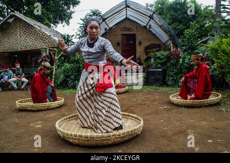 Les combattants de Pencak Silat effectuent divers déplacements le 20 mai 2021 à Lembang, West Bandung Regency, Indonésie. Pencak silat, un art martial indonésien traditionnel, a été reconnu comme un patrimoine mondial intangible par l'Organisation des Nations Unies pour l'éducation, la science et la culture (UNESCO). (Photo par Algi Febri Sugita/NurPhoto) Banque D'Images