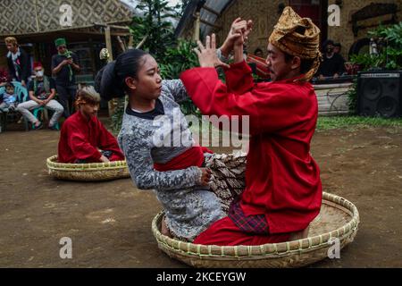 Les combattants de Pencak Silat effectuent divers déplacements le 20 mai 2021 à Lembang, West Bandung Regency, Indonésie. Pencak silat, un art martial indonésien traditionnel, a été reconnu comme un patrimoine mondial intangible par l'Organisation des Nations Unies pour l'éducation, la science et la culture (UNESCO). (Photo par Algi Febri Sugita/NurPhoto) Banque D'Images