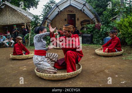 Les combattants de Pencak Silat effectuent divers déplacements le 20 mai 2021 à Lembang, West Bandung Regency, Indonésie. Pencak silat, un art martial indonésien traditionnel, a été reconnu comme un patrimoine mondial intangible par l'Organisation des Nations Unies pour l'éducation, la science et la culture (UNESCO). (Photo par Algi Febri Sugita/NurPhoto) Banque D'Images