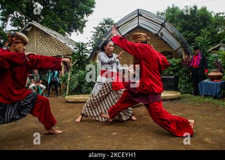 Les combattants de Pencak Silat effectuent divers déplacements le 20 mai 2021 à Lembang, West Bandung Regency, Indonésie. Pencak silat, un art martial indonésien traditionnel, a été reconnu comme un patrimoine mondial intangible par l'Organisation des Nations Unies pour l'éducation, la science et la culture (UNESCO). (Photo par Algi Febri Sugita/NurPhoto) Banque D'Images