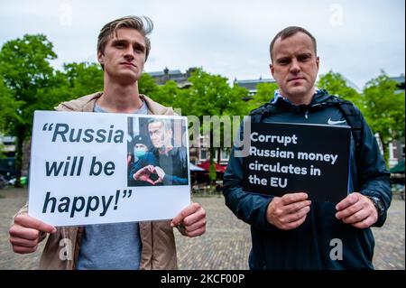 Un homme tient une photo du chef de l'opposition russe, de l'avocat et de l'activiste anti-corruption Alexei Navalny avec la légende la Russie sera heureuse, lors d'une manifestation pour mettre fin à la violence contre les prisonniers politiques en Biélorussie et en Russie qui a lieu à la Haye, sur 20 mai 2021. (Photo par Romy Arroyo Fernandez/NurPhoto) Banque D'Images
