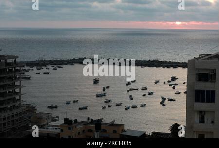 Des bateaux de pêche palestiniens amarrés dans le port maritime de Gaza, dans la ville de Gaza, au 20 mai 2021. (Photo de Majdi Fathi/NurPhoto) Banque D'Images