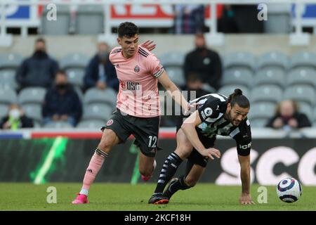 John Egan de Sheffield a Uni ses actions avec Andy Carroll de Newcastle United lors du match de la Premier League entre Newcastle United et Sheffield United à St. James's Park, Newcastle, le mercredi 19th mai 2021. (Photo de Mark Fletcher/MI News/NurPhoto) Banque D'Images