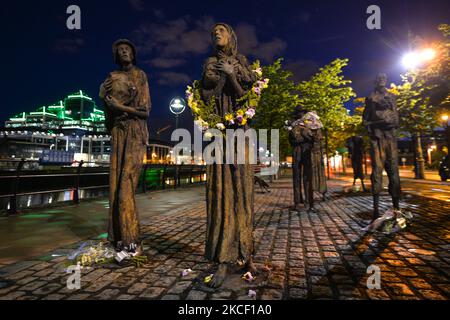 Le Mémorial de la famine à Dublin, en souvenir de la Grande famine, qui a vu la population du pays réduire de moitié par la mort et l'émigration. Le mémorial vu le mercredi 19 mai, dans le cadre du nouveau projet parallèle de paix de Herstory à Dublin, a été lancé à l'occasion de la Journée mondiale de la diversité culturelle pour le dialogue et le développement. Des militants syriens, somaliens, kenyans et libyens ont pris part à un projet à Dublin qui raconte l'histoire des femmes et des filles de l'île d'Irlande dont la vie a été touchée par les guerres et les conflits sociaux. Le jeudi 20 mai 2021, à Dublin, Irlande. (Photo par Artur Widak/NurPhoto) Banque D'Images