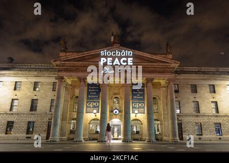 Saddbh, une petite fille avec son papier, a fait le grand pas sur les illuminations de l'GPO de Dublin, mercredi, 19 mai, dans le cadre du nouveau projet parallèle de paix de Herstory, lancé lors de la Journée mondiale de la diversité culturelle pour le dialogue et le développement. Des militants syriens, somaliens, kenyans et libyens ont pris part à un projet à Dublin qui raconte l'histoire des femmes et des filles de l'île d'Irlande dont la vie a été touchée par les guerres et les conflits sociaux. Le jeudi 20 mai 2021, à Dublin, Irlande. (Photo par Artur Widak/NurPhoto) Banque D'Images