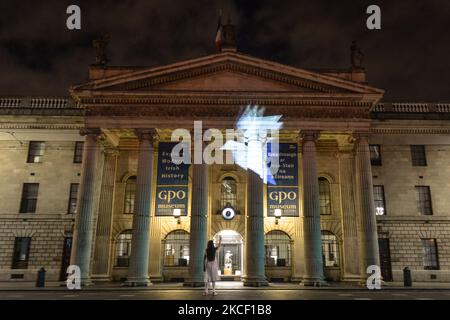 Saddbh, une petite fille avec son papier, a fait le grand pas sur les illuminations de l'GPO de Dublin, mercredi, 19 mai, dans le cadre du nouveau projet parallèle de paix de Herstory, lancé lors de la Journée mondiale de la diversité culturelle pour le dialogue et le développement. Des militants syriens, somaliens, kenyans et libyens ont pris part à un projet à Dublin qui raconte l'histoire des femmes et des filles de l'île d'Irlande dont la vie a été touchée par les guerres et les conflits sociaux. Le jeudi 20 mai 2021, à Dublin, Irlande. (Photo par Artur Widak/NurPhoto) Banque D'Images