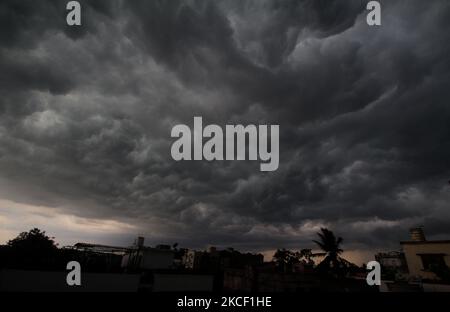 Les nuages orageux planent dans le ciel avant le déversage de la ville de Bhubaneswar, capitale de l'État indien de l'est, sur 21 mai 2021. (Photo par STR/NurPhoto) Banque D'Images