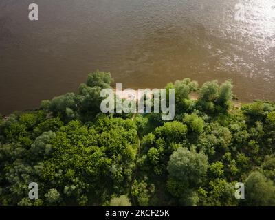 Les gens sont vus sur une petite plage dans la zone Natura 2000 le long de la Vistule à Varsovie, en Pologne, sur 21 mai 2021. En 2017, la Commission européenne a déclaré 21 mai comme la Journée européenne Natura 2000 pour marquer le 25th anniversaire de la directive européenne sur les habitudes. Natura 2000 est un réseau de zones naturelles protégées. La vallée de la Vistule moyenne qui traverse Varsovie est l'une des 5300 zones Natura 2000 désignées en Pologne et abrite de nombreuses espèces d'oiseaux, d'îles intactes et de berges de rivières. (Photo par STR/NurPhoto) Banque D'Images