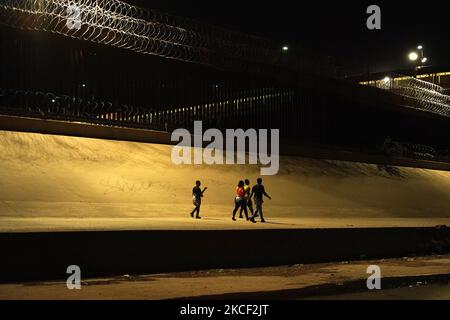 Les migrants marchent près du mur frontalier américain après avoir traversé Rio Bravo du Mexique aux États-Unis sur 21 mai 2021 à Ciudad Juarez au Mexique. Selon des estimations non officielles, environ 200 000 000 migrants ont traversé les États-Unis le long de la frontière sud depuis février 2021. (Photo de John Lamparski/NurPhoto) Banque D'Images