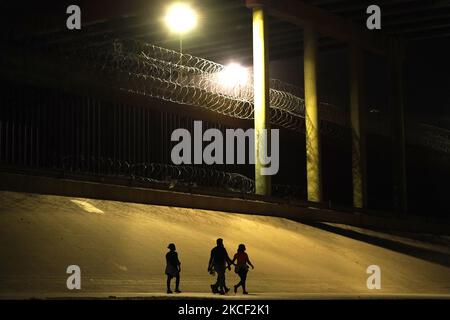 Les migrants marchent près du mur frontalier américain après avoir traversé Rio Bravo du Mexique aux États-Unis sur 21 mai 2021 à Ciudad Juarez au Mexique. Selon des estimations non officielles, environ 200 000 000 migrants ont traversé les États-Unis le long de la frontière sud depuis février 2021. (Photo de John Lamparski/NurPhoto) Banque D'Images