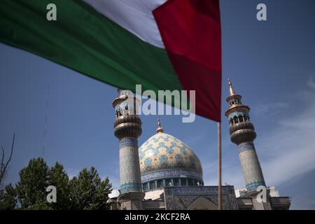 Un manifestant iranien (non représenté sur la photo) fait branler un drapeau palestinien lors d’un rassemblement en faveur du peuple palestinien, sur la place palestinienne dans le centre de Téhéran, à 22 mai 2021. Un groupe d'hommes et de femmes iraniens se sont réunis sur la place palestinienne pour célébrer la victoire des Palestiniens sur Israël, selon la déclaration lue par un manifestant. (Photo de Morteza Nikoubazl/NurPhoto) Banque D'Images