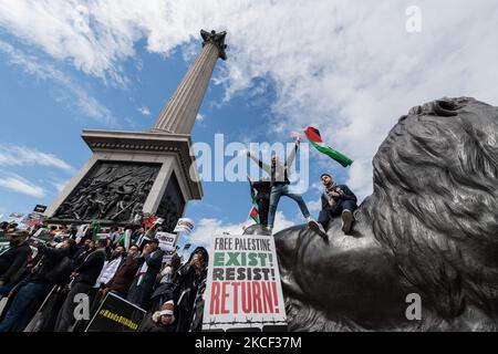 LONDRES, ROYAUME-UNI - 22 MAI 2021 : des dizaines de milliers de manifestants se rassemblent à Trafalgar Square, dans le centre de Londres, lors d'une manifestation en faveur de la Palestine, le 22 mai 2021 à Londres, en Angleterre. Un cessez-le-feu entre Israël et la Palestine est entré en vigueur vendredi, après 11 jours de frappes aériennes qui ont fait plus de 250 morts, alors que le conflit s'est intensifié suite à des expulsions planifiées de familles palestiniennes de leurs foyers par des colons juifs dans le district de Sheikh Jarrah à Jérusalem-est et à des affrontements avec la sécurité Forces autour de la vieille ville pendant le ramadan. (Photo de Wiktor Szymanowicz/NurPhoto) Banque D'Images