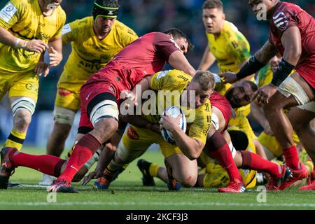 Pierre Bourgait de la Rochelle est affronté par Rory Arnold de Toulouse lors du match de la coupe des champions européens entre la Rochelle et Toulouse au stade de Twickenham, Londres, Angleterre, le 22nd mai 2021. (Photo de Juan Gasparin/MI News/NurPhoto) Banque D'Images