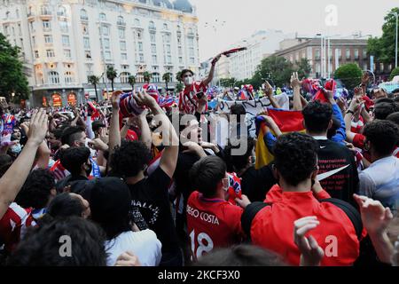 Les fans de l'Atletico Madrid sont partis dans les rues de la capitale après la victoire de la Liga malgré les inquiétudes du coronavirus à Madrid le 22nd mai 2021. (Photo de Juan Carlos Lucas/NurPhoto) Banque D'Images