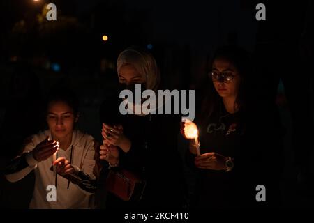 Les Palestiniens allument des bougies lors d'une activité solidaire des Palestiniens dans le quartier Sheikh Jarrah de Jérusalem et dans la bande de Gaza, dans la ville de Naplouse, en Cisjordanie, sur 22 mai 2021. (Photo de Ahmad Talat/NurPhoto) Banque D'Images