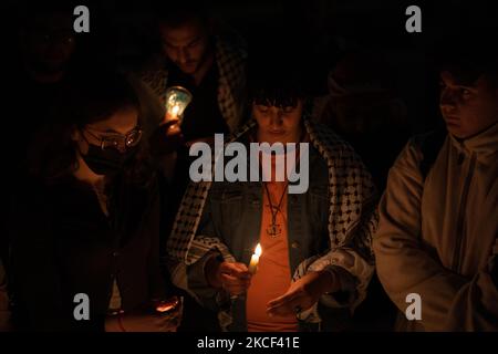 Les Palestiniens tiennent des bougies lors d'activités solidaires des Palestiniens dans le quartier Sheikh Jarrah de Jérusalem et dans la bande de Gaza de la ville de Naplouse, en Cisjordanie, sur 22 mai 2021. (Photo de Ahmad Talat/NurPhoto) Banque D'Images