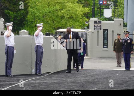 Les diplômés de West point saluent le secrétaire américain à la Défense Lloyd J. Austin III alors qu'il se prépare à recevoir son diplôme lors de la cérémonie de commencement de West point 2021 sur 22 mai 2021 à West point, New York. (Photo de Selcuk Acar/NurPhoto) Banque D'Images