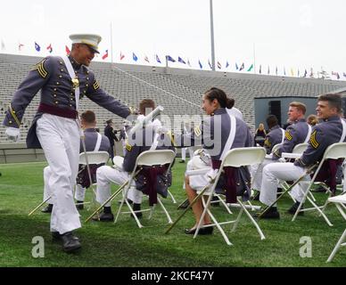 Un diplômé de West point se rend à son siège après avoir reçu son diplôme lors de la cérémonie de commencement de West point 2021 sur 22 mai 2021 à West point, New York. (Photo de Selcuk Acar/NurPhoto) Banque D'Images