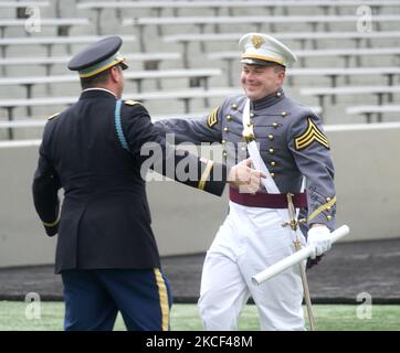 Un diplômé de West point se rend à son siège après avoir reçu son diplôme lors de la cérémonie de commencement de West point 2021 sur 22 mai 2021 à West point, New York. (Photo de Selcuk Acar/NurPhoto) Banque D'Images