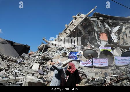 Les femmes palestiniennes posent pour une photo de "selfie" devant un bâtiment démoli dans le quartier commercial d'Al-Remal dans la ville de Gaza, récemment visé par des frappes aériennes israéliennes sur 23 mai 2021. - Les Gazaouis ont commencé à piecer leur vie après un conflit dévastateur avec Israël qui a tué plus de 200 personnes et fait des milliers de sans-abri dans l'enclave palestinienne appauvrie, des jours après qu'un cessez-le-feu négocié par l'Égypte ait mis fin à des frappes aériennes israéliennes mortelles et en a fait des tirs de roquettes vers Israël. (Photo de Majdi Fathi/NurPhoto) Banque D'Images