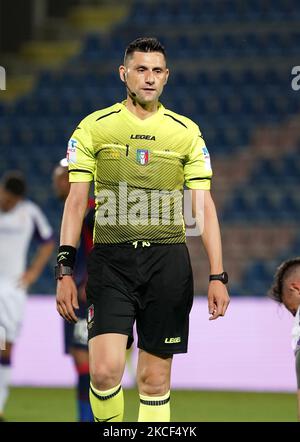 Eugenio Abbattista, arbitre, pendant la série Un match entre le FC Crotone et l'ACF Fiorentina sur le stade 22 mai 2021 'Ezio Scida' à Crotone, Italie (photo de Gabriele Maricchiolo/NurPhoto) Banque D'Images