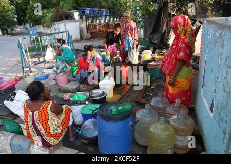 Femmes remplissant des pots et des canettes d'eau en raison de la pénurie d'eau dans un bidonville de Kolkata, Inde sur 23 mai 2021. (Photo de Debajyoti Chakraborty/NurPhoto) Banque D'Images