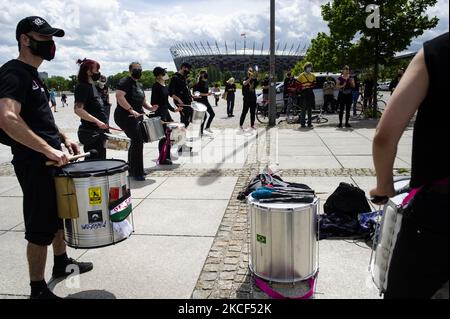 Chaque année, des Polonais d'origine africaine, ainsi que des supporters locaux se réunissent là où le bazar était autrefois, commémorant sa mort et protestant contre le racisme. Varsovie, Pologne, sur 23 mai 2021. Maxwell Itoya était un pôle d'origine nigériane. Il a été abattu par la police à Varsovie, sur 23 mai 2010, lors d'un raid dans un bazar où la police a cherché des vêtements et accessoires forgés. Maxwell, parlant polonais, a essayé d'aider son collegue - qui vient d'être arrêté. Au cours de la discussion, soi-disant à voix haute, la police a tiré Maxwell Itoya dans sa jambe, touchant l'artère fémorale, Max est mort avant le Banque D'Images