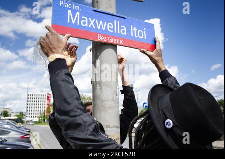 Chaque année, des Polonais d'origine africaine, ainsi que des supporters locaux se réunissent là où le bazar était autrefois, commémorant sa mort et protestant contre le racisme. Varsovie, Pologne, sur 23 mai 2021. Maxwell Itoya était un pôle d'origine nigériane. Il a été abattu par la police à Varsovie, sur 23 mai 2010, lors d'un raid dans un bazar où la police a cherché des vêtements et accessoires forgés. Maxwell, parlant polonais, a essayé d'aider son collegue - qui vient d'être arrêté. Au cours de la discussion, soi-disant à voix haute, la police a tiré Maxwell Itoya dans sa jambe, touchant l'artère fémorale, Max est mort avant le Banque D'Images