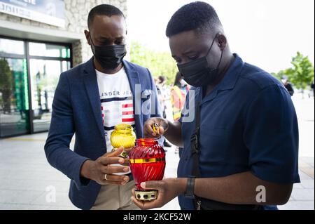 Chaque année, des Polonais d'origine africaine, ainsi que des supporters locaux se réunissent là où le bazar était autrefois, commémorant sa mort et protestant contre le racisme. Varsovie, Pologne, sur 23 mai 2021. Maxwell Itoya était un pôle d'origine nigériane. Il a été abattu par la police à Varsovie, sur 23 mai 2010, lors d'un raid dans un bazar où la police a cherché des vêtements et accessoires forgés. Maxwell, parlant polonais, a essayé d'aider son collegue - qui vient d'être arrêté. Au cours de la discussion, soi-disant à voix haute, la police a tiré Maxwell Itoya dans sa jambe, touchant l'artère fémorale, Max est mort avant le Banque D'Images