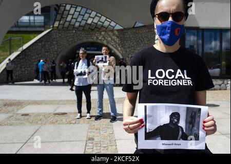 Chaque année, des Polonais d'origine africaine, ainsi que des supporters locaux se réunissent là où le bazar était autrefois, commémorant sa mort et protestant contre le racisme. Varsovie, Pologne, sur 23 mai 2021. Maxwell Itoya était un pôle d'origine nigériane. Il a été abattu par la police à Varsovie, sur 23 mai 2010, lors d'un raid dans un bazar où la police a cherché des vêtements et accessoires forgés. Maxwell, parlant polonais, a essayé d'aider son collegue - qui vient d'être arrêté. Au cours de la discussion, soi-disant à voix haute, la police a tiré Maxwell Itoya dans sa jambe, touchant l'artère fémorale, Max est mort avant le Banque D'Images