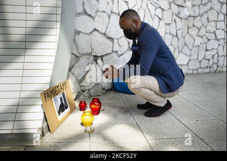 Chaque année, des Polonais d'origine africaine, ainsi que des supporters locaux se réunissent là où le bazar était autrefois, commémorant sa mort et protestant contre le racisme. Varsovie, Pologne, sur 23 mai 2021. Maxwell Itoya était un pôle d'origine nigériane. Il a été abattu par la police à Varsovie, sur 23 mai 2010, lors d'un raid dans un bazar où la police a cherché des vêtements et accessoires forgés. Maxwell, parlant polonais, a essayé d'aider son collegue - qui vient d'être arrêté. Au cours de la discussion, soi-disant à voix haute, la police a tiré Maxwell Itoya dans sa jambe, touchant l'artère fémorale, Max est mort avant le Banque D'Images