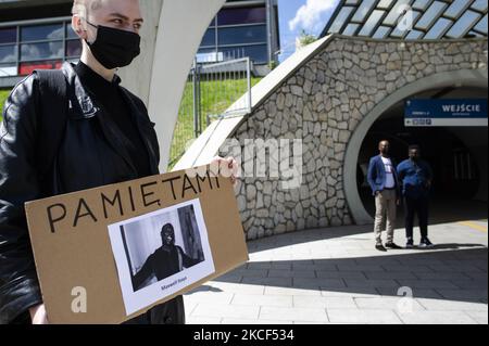 Chaque année, des Polonais d'origine africaine, ainsi que des supporters locaux se réunissent là où le bazar était autrefois, commémorant sa mort et protestant contre le racisme. Varsovie, Pologne, sur 23 mai 2021. Maxwell Itoya était un pôle d'origine nigériane. Il a été abattu par la police à Varsovie, sur 23 mai 2010, lors d'un raid dans un bazar où la police a cherché des vêtements et accessoires forgés. Maxwell, parlant polonais, a essayé d'aider son collegue - qui vient d'être arrêté. Au cours de la discussion, soi-disant à voix haute, la police a tiré Maxwell Itoya dans sa jambe, touchant l'artère fémorale, Max est mort avant le Banque D'Images