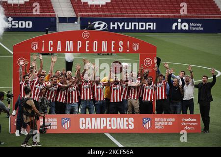 Joueurs Atletico lors de la cérémonie de remise du trophée de championnat de la Liga 20/21 à l'Estadio Wanda Metropolitano sur 23 mai 2021 à Madrid, Espagne. (Photo de Jose Breton/Pics action/NurPhoto) Banque D'Images