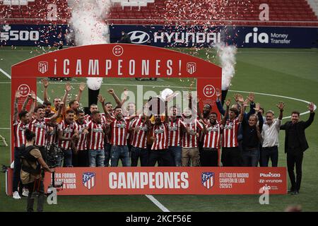 Joueurs Atletico lors de la cérémonie de remise du trophée de championnat de la Liga 20/21 à l'Estadio Wanda Metropolitano sur 23 mai 2021 à Madrid, Espagne. (Photo de Jose Breton/Pics action/NurPhoto) Banque D'Images