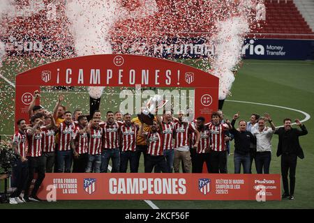 Joueurs Atletico lors de la cérémonie de remise du trophée de championnat de la Liga 20/21 à l'Estadio Wanda Metropolitano sur 23 mai 2021 à Madrid, Espagne. (Photo de Jose Breton/Pics action/NurPhoto) Banque D'Images