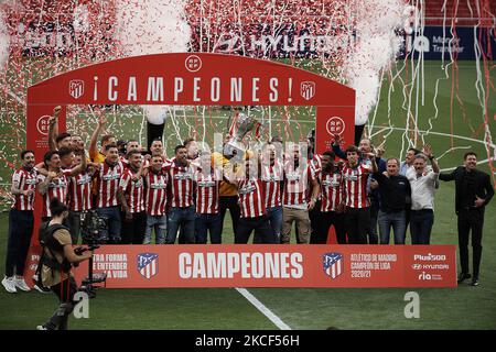 Joueurs Atletico lors de la cérémonie de remise du trophée de championnat de la Liga 20/21 à l'Estadio Wanda Metropolitano sur 23 mai 2021 à Madrid, Espagne. (Photo de Jose Breton/Pics action/NurPhoto) Banque D'Images