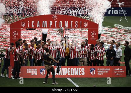 Joueurs Atletico lors de la cérémonie de remise du trophée de championnat de la Liga 20/21 à l'Estadio Wanda Metropolitano sur 23 mai 2021 à Madrid, Espagne. (Photo de Jose Breton/Pics action/NurPhoto) Banque D'Images