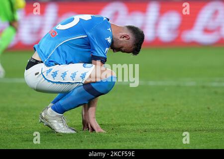 Amir Rrahmani, de SSC Napoli, semble abattu après avoir manqué la qualification de l'UEFA Champions League lors de la série A match entre SSC Napoli et Hellas Verona au Stadio Diego Armando Maradona, Naples, Italie, le 23 mai 2021. (Photo de Giuseppe Maffia/NurPhoto) Banque D'Images