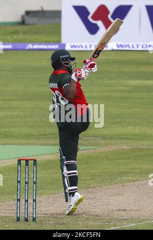 Le Bangladesh Tamim Iqbal joue un tir lors du premier match international de cricket d'une journée (ODI) entre le Sri Lanka et le Bangladesh au stade national de cricket Sher-e-Bangla à Dhaka (23 mai 2021). (Photo d'Ahmed Salahuddin/NurPhoto) Banque D'Images