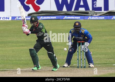 Le joueur de cricket du Bangladesh Mushfiqur Rahim joue un tir lors du premier match international de cricket d'une journée entre le Sri Lanka et le Bangladesh au stade national de cricket Sher-e-Bangla à Dhaka, sur 23 mai 2021. (Photo d'Ahmed Salahuddin/NurPhoto) Banque D'Images