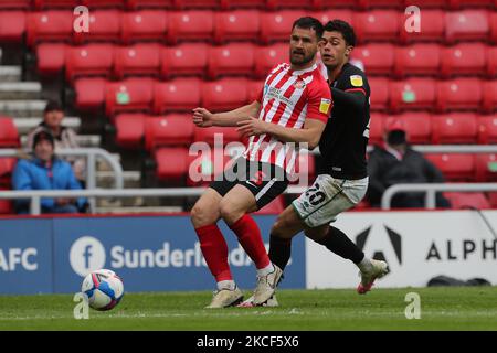 Bailey Wright de Sunderland en action avec Brennan Johnson de Lincoln City lors du match Sky Bet League 1 entre Sunderland et Lincoln City au stade de Light, Sunderland, le samedi 22nd mai 2021. (Photo de Mark Fletcher/MI News/NurPhoto) Banque D'Images