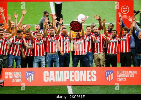 Les joueurs de l'Atletico de Madrid célèbrent le titre de la Ligue espagnole à Wanda Metropolitano à Madrid, Espagne, sur 23 mai 2021. (Photo par Indira/DAX Images/NurPhoto) Banque D'Images