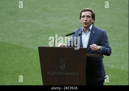 Le maire de Madrid José Luis Martinez-Almeida lors de la cérémonie de remise du trophée de championnat de la Liga 20/21 à l'Estadio Wanda Metropolitano sur 23 mai 2021 à Madrid, Espagne. (Photo de Jose Breton/Pics action/NurPhoto) Banque D'Images