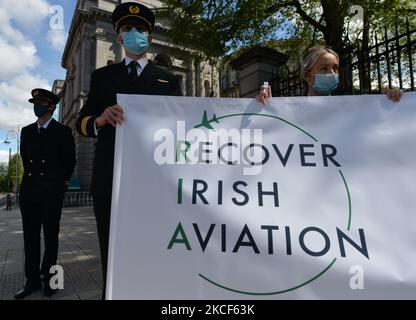 Le groupe de pilotes 'Recover Irish Aviation' fait une démonstration à l'extérieur de Leinster House à Dublin. Le lundi 24 mai 2021, à Dublin, Irlande. (Photo par Artur Widak/NurPhoto) Banque D'Images