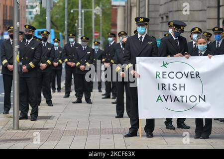 Le groupe de pilotes 'Recover Irish Aviation' fait une démonstration à l'extérieur de Leinster House à Dublin. Le lundi 24 mai 2021, à Dublin, Irlande. (Photo par Artur Widak/NurPhoto) Banque D'Images