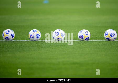 Quelques balles officielles Nike de l'Italien Serie A lors de la série A match entre SSC Napoli et Hellas Verona au Stadio Diego Armando Maradona, Naples, Italie, le 23 mai 2021. (Photo de Giuseppe Maffia/NurPhoto) Banque D'Images