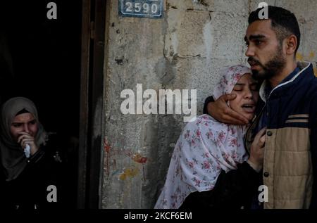 Des proches pleurent le commandant local des Brigades martyrs d'Al-Aqsa, l'aile armée du mouvement palestinien du Fatah, Moeen al-Amsi, lors de ses funérailles à Beit Hanun, dans le nord de la bande de Gaza, sur 24 mai 2021, après avoir perdu la vie suite de blessures subies au cours du dernier conflit avec Israël. (Photo de Majdi Fathi/NurPhoto) Banque D'Images