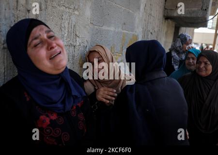 Des proches pleurent le commandant local des Brigades martyrs d'Al-Aqsa, l'aile armée du mouvement palestinien du Fatah, Moeen al-Amsi, lors de ses funérailles à Beit Hanun, dans le nord de la bande de Gaza, sur 24 mai 2021, après avoir perdu la vie suite de blessures subies au cours du dernier conflit avec Israël. (Photo de Majdi Fathi/NurPhoto) Banque D'Images